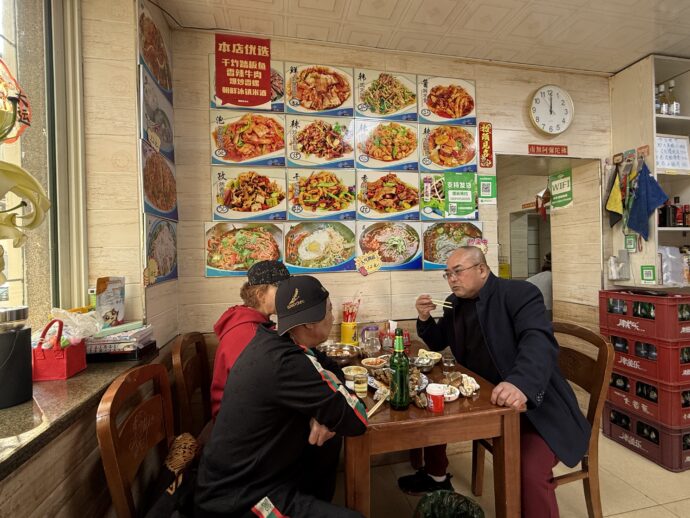 昼から飲む男性たち