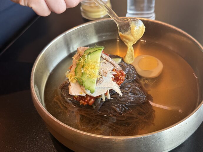 朝鲜冷面にからし投入