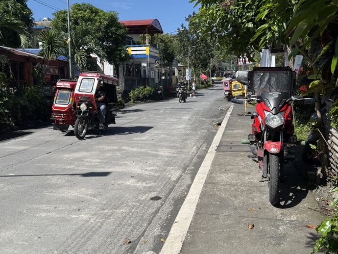 トライシクルがたくさん止まっている