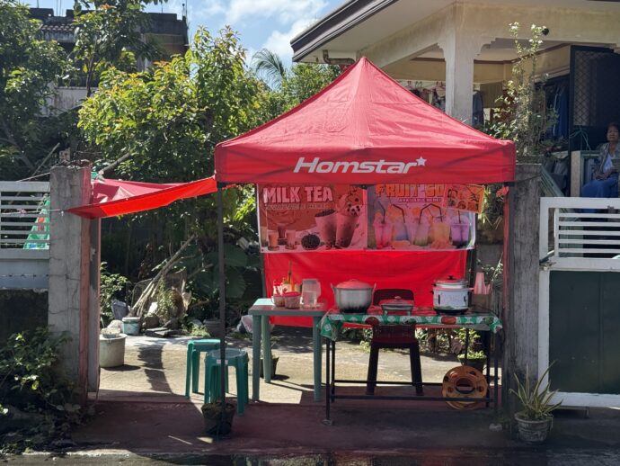 自宅の玄関前でジュース販売