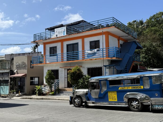 オレンジ色の住宅