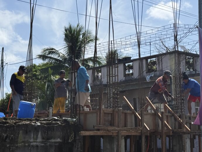 梁を組み立てるチーム