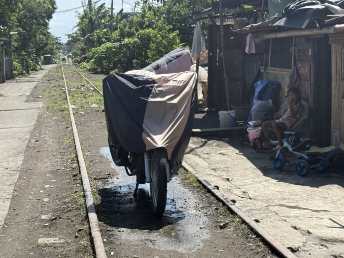 線路を通るバイク