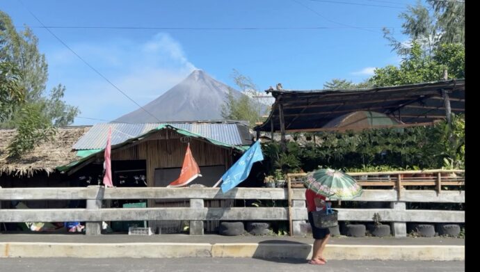 カグサワ橋を渡る女性