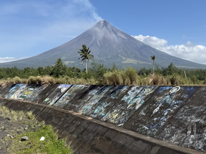 橋から見えるマヨン火山