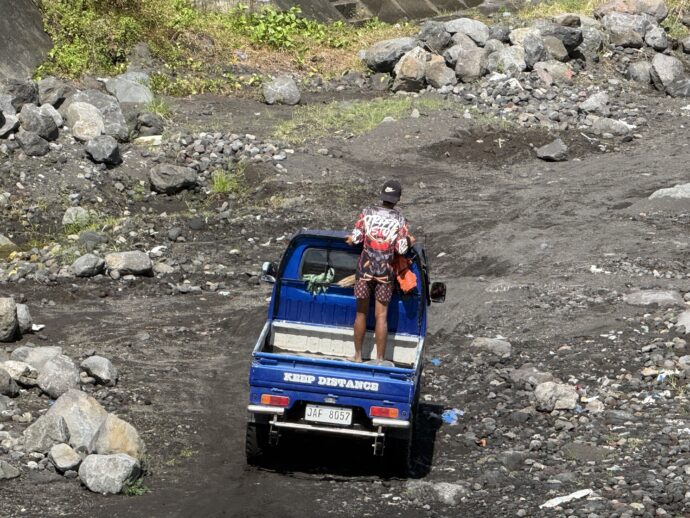 川へ入っていくトラック