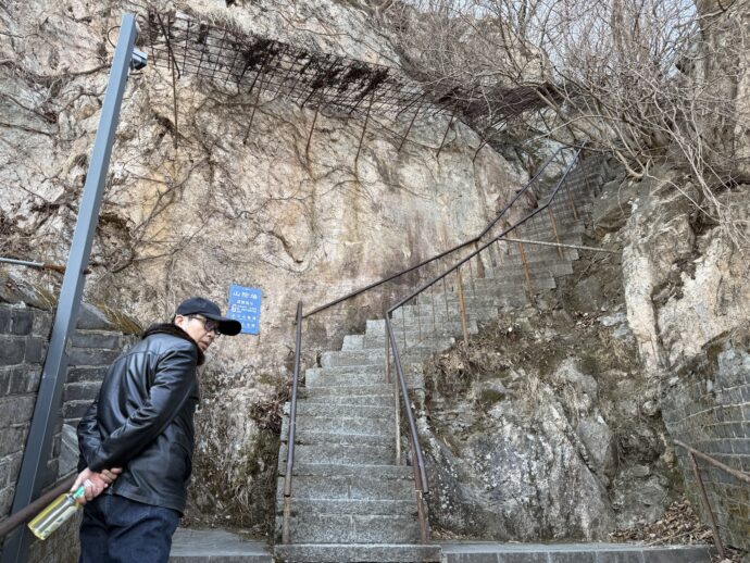 虎山長城の傾斜のきつい階段