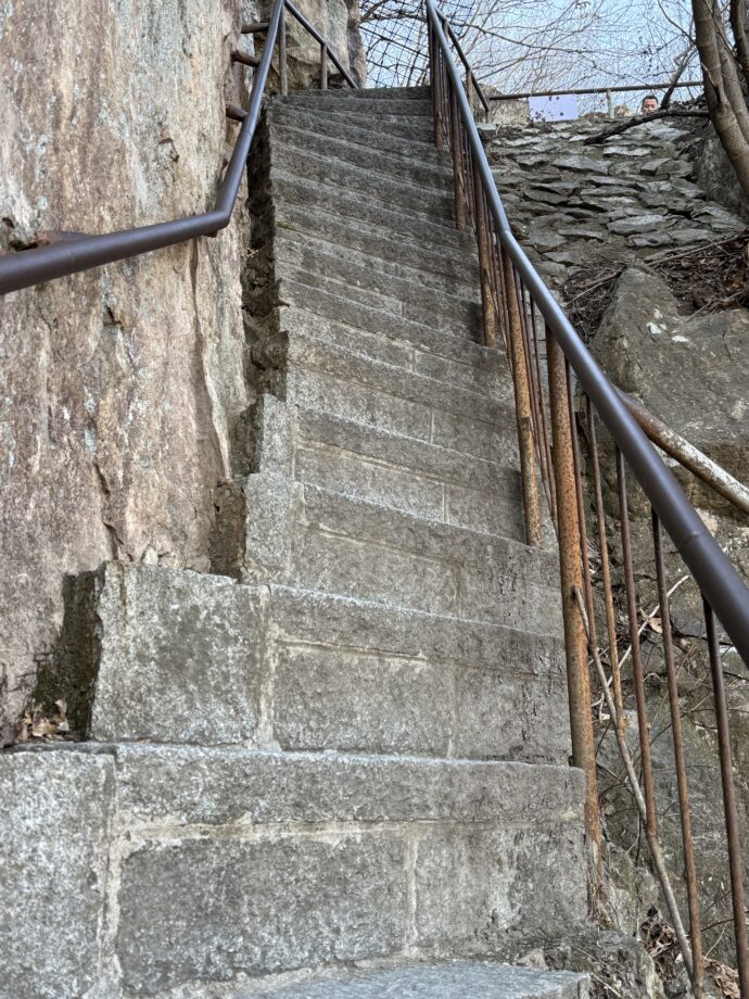 虎山長城の傾斜のきつい階段