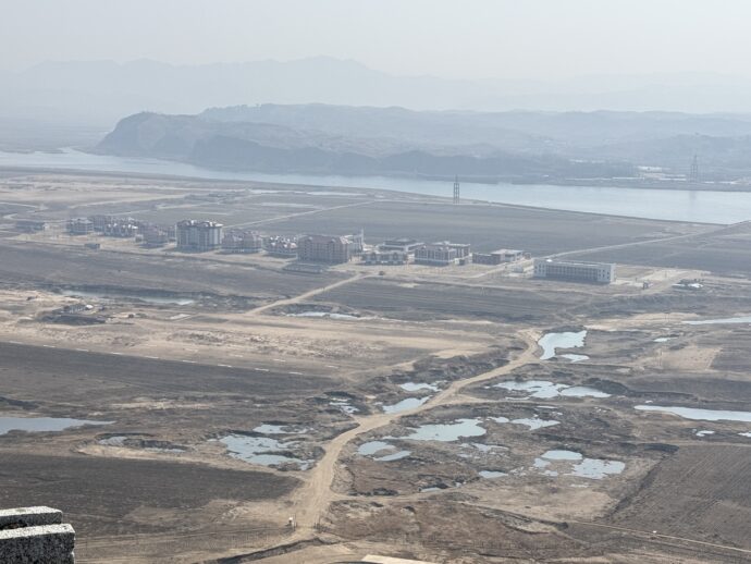 虎山長城からみえる北朝鮮の眺め