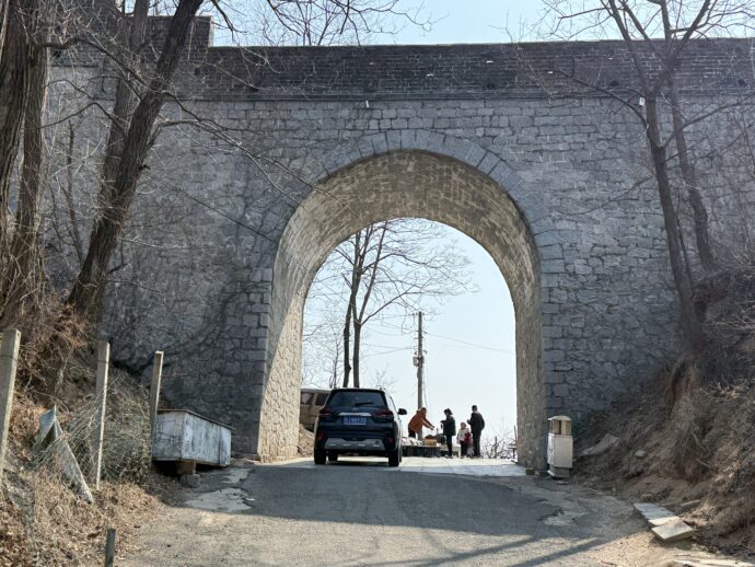 長城下のトンネル