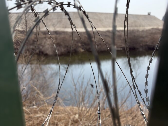 柵のむこうの北朝鮮