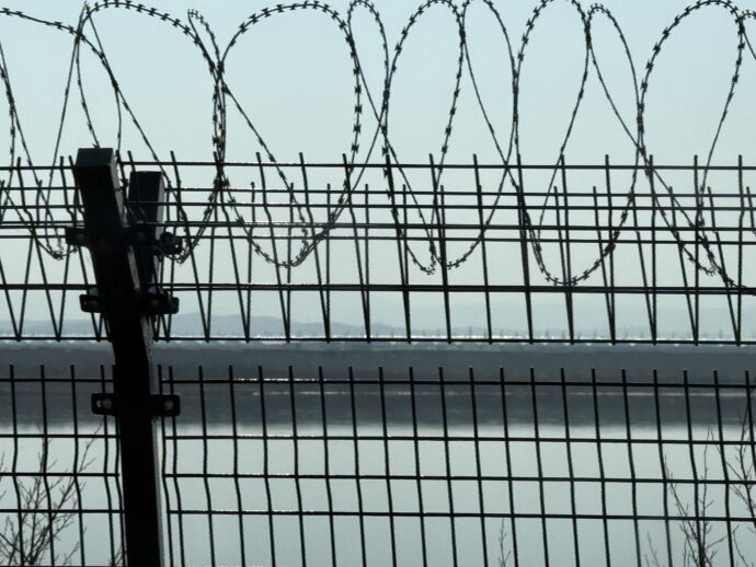 有刺鉄線越しの北朝鮮