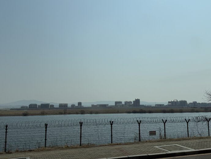 バスから見える北朝鮮