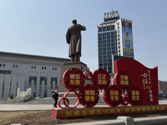 丹東駅前の毛沢東像