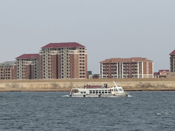 対岸に見える北朝鮮と遊覧船
