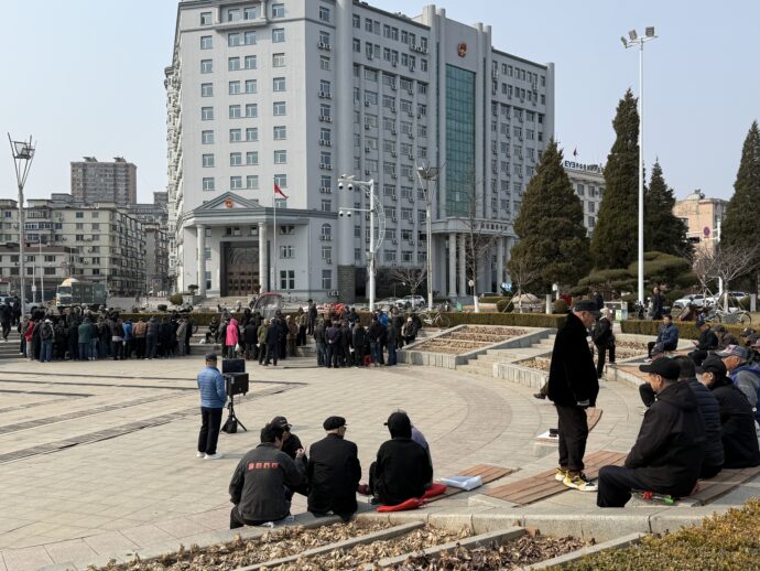 鴨緑江公園でくつろぐ人
