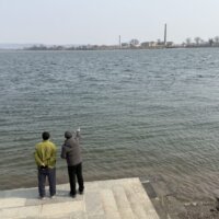 北朝鮮を眺める男性たち