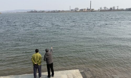 北朝鮮を眺める男性たち