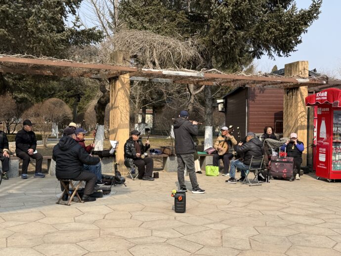 演奏をする集団