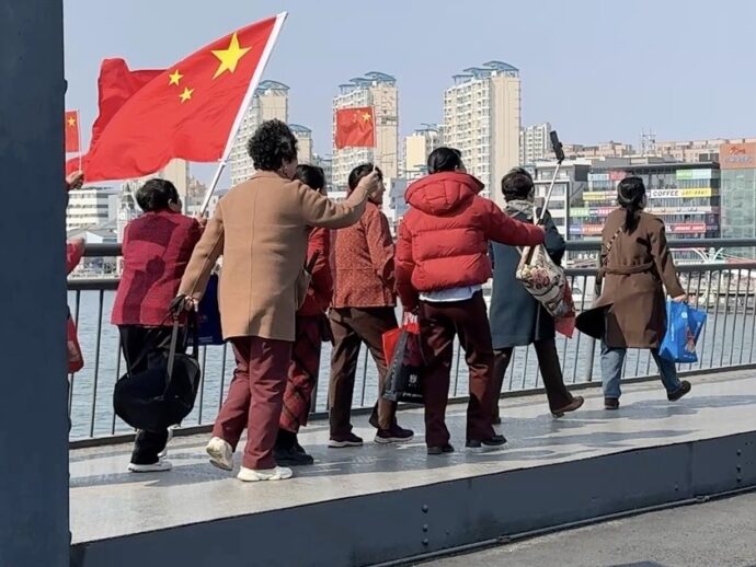 国旗を持った女性たち