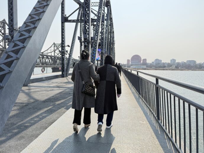 鴨緑江断橋を歩く女性