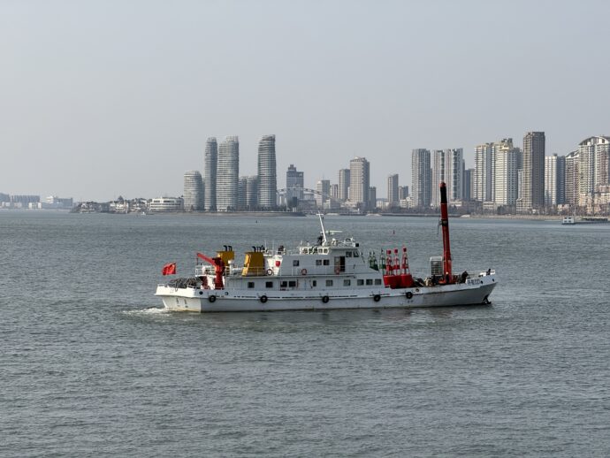 鴨緑江を通る船