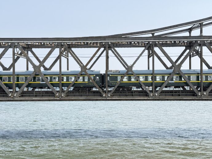 鴨緑江大橋を通過する鉄道