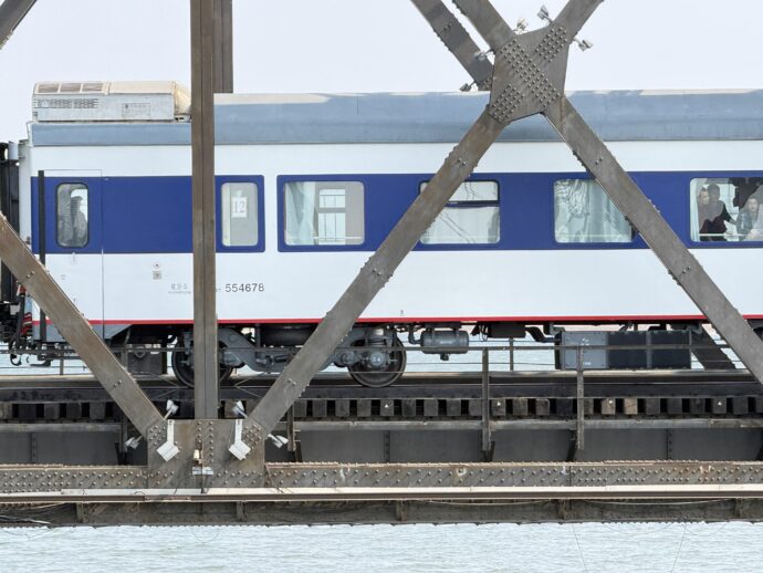 鴨緑江大橋を通過する鉄道