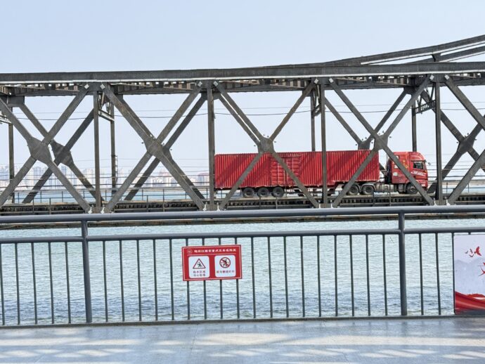 鴨緑江大橋を通過するトラック