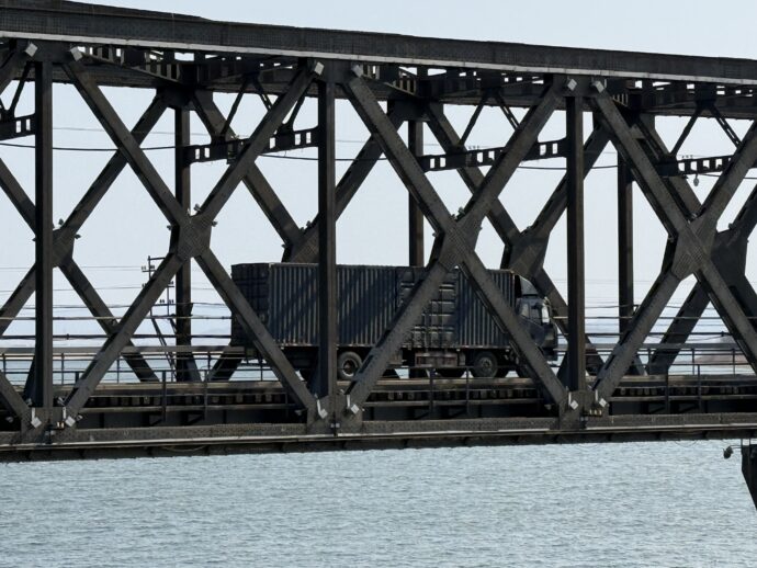 鴨緑江大橋を通過するトラック