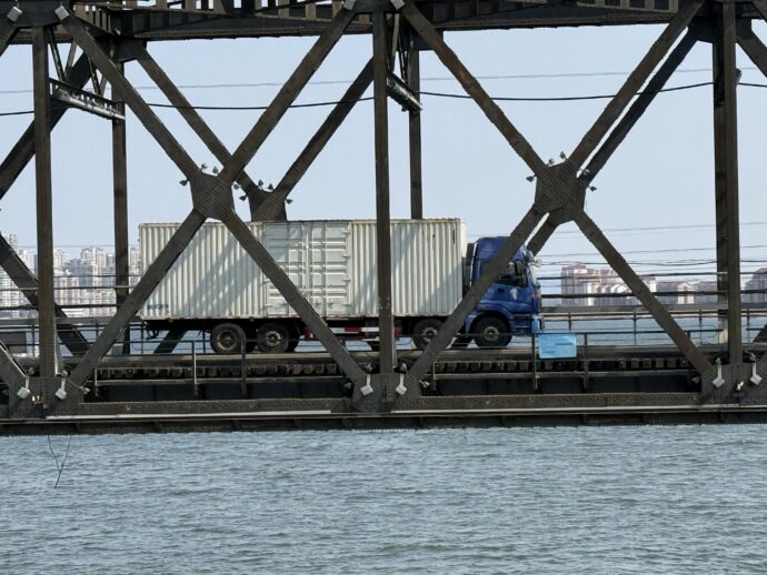 鴨緑江大橋を通過するトラック