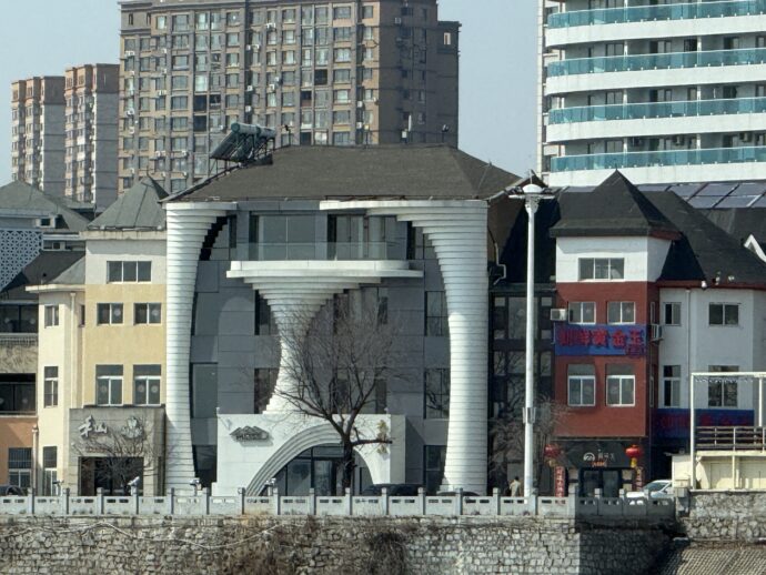 変わったデザインの建物