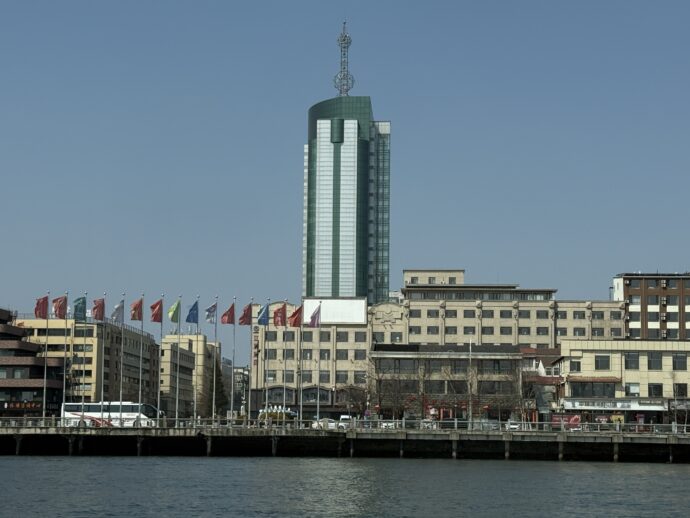 丹東の旗のある公園