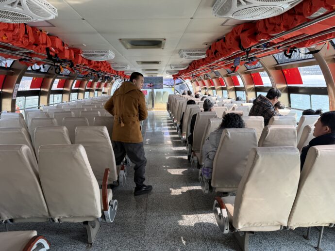 鴨緑江遊覧船の室内