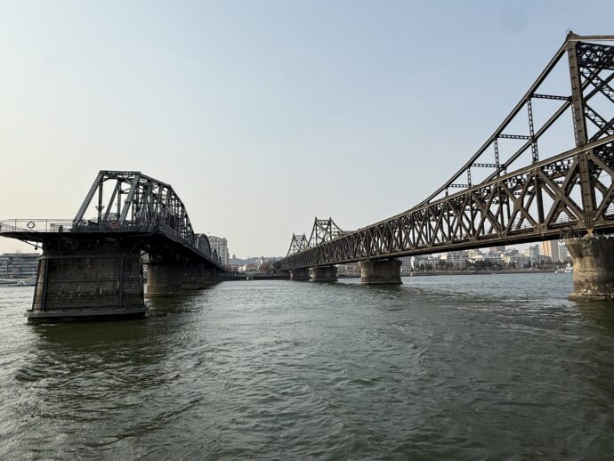 鸭绿江断桥と鸭绿江大橋