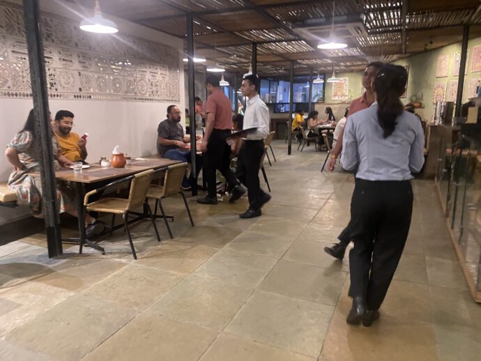 Cafe Lota店内