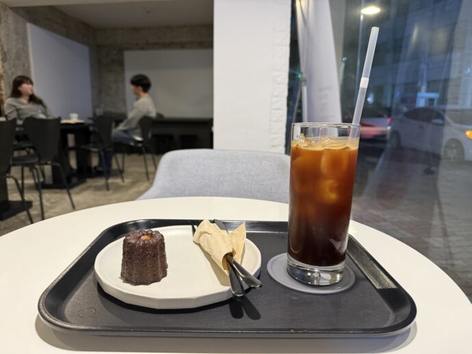 アイスコーヒーとカヌレ