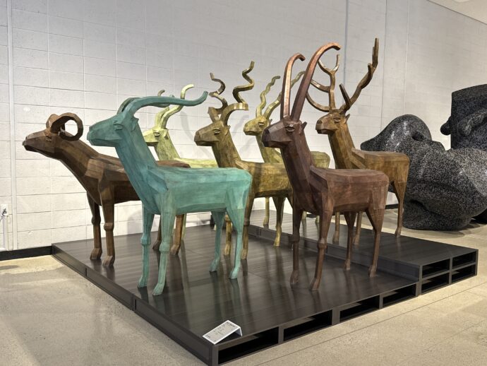鹿の彫刻群