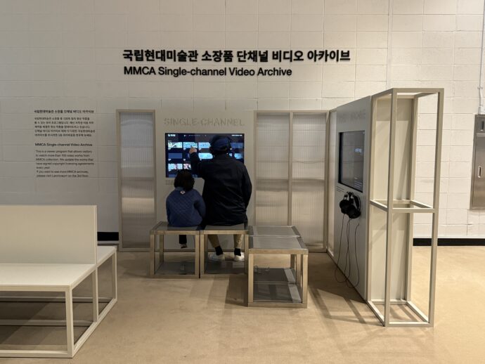 タッチパネルで作品を閲覧できるブース