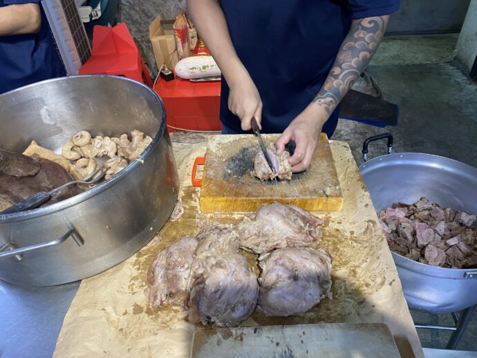 肉を切り分けている