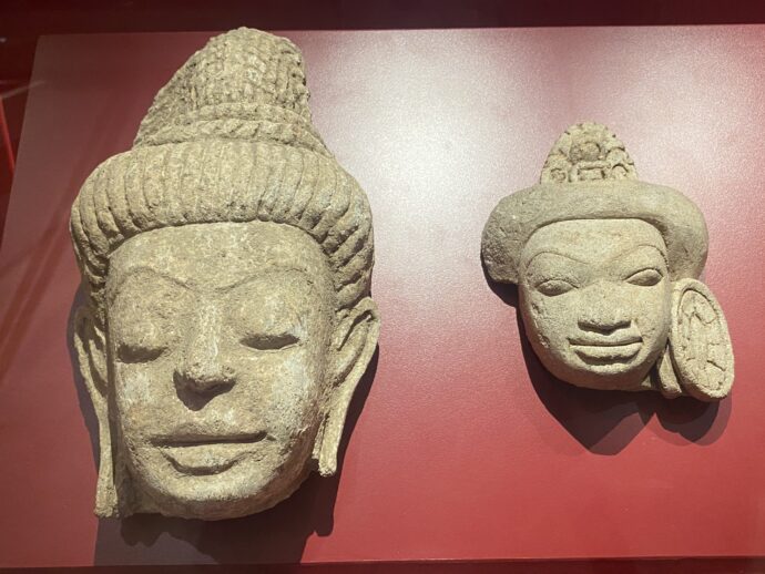 装飾品をつけた東部像