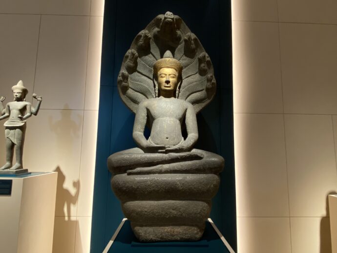 ナーガに守られた像