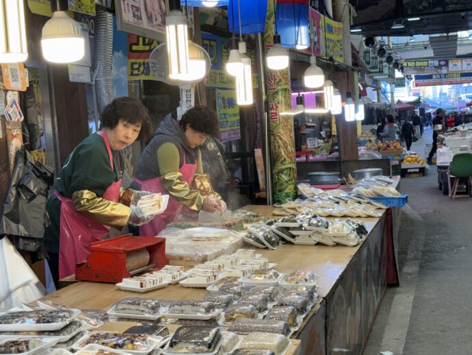 お惣菜をパッキングするアジュンマ