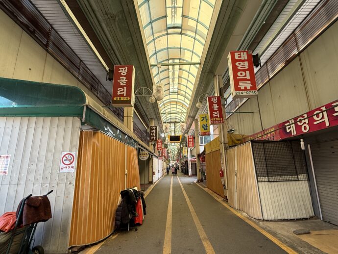シャッターがしまっているお店
