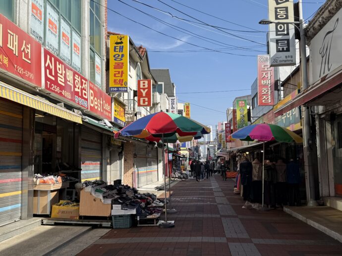 シャッターがしまっているお店