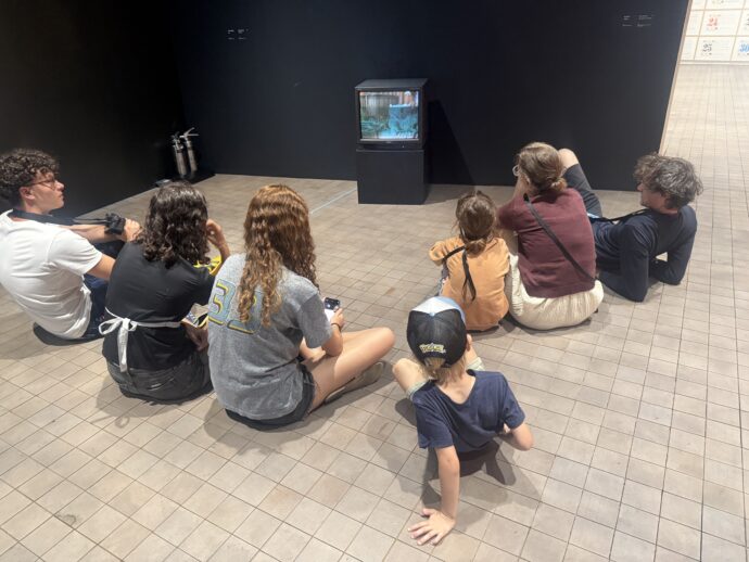 床に座る女性たち