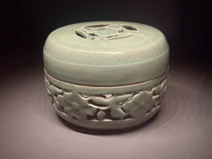 青磁透刻牡丹文合子