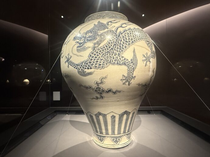 白磁青華龍文壺