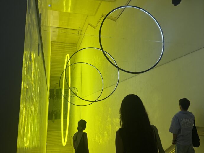 黄色のライトの部屋