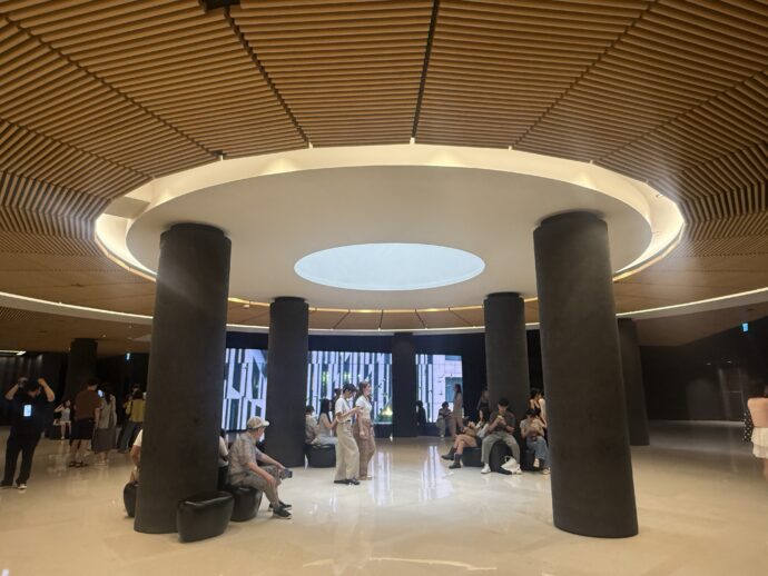 リウム美術館のロビー